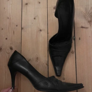 Svarta pumps med spetsig tå - Såå snygga men för stora för mig