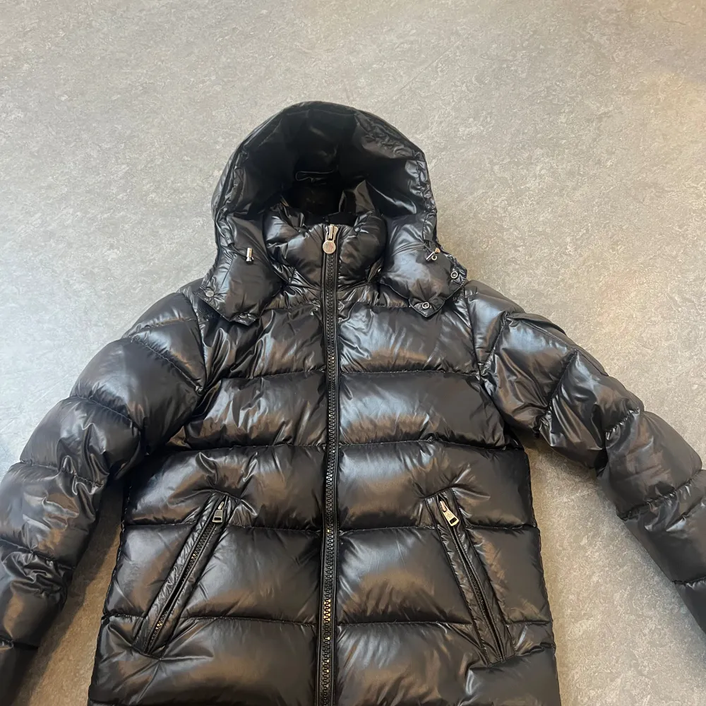 En äkta moncler pufferjacka från Moncler i mycket bra skick. Nypris: ca 17000kr. Väldigt bra skick har inte använt den så mycket. Medföljer inget köpte den här på Plick. De bara och skriva vid intresse:))). Jackor.