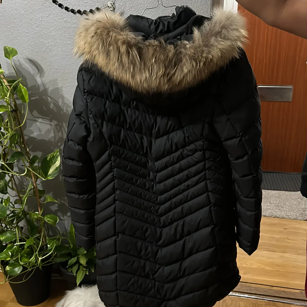 Säljer en snygg svart dunjacka från Moncler med pälskantad huva. Perfekt för kalla vinterdagar. Jackan har en figursydd passform och stängs med dragkedja. Den är i mycket bra skick! 🙏🏼 för mer information nås jag via dm på plick. . Jackor.