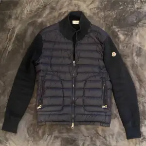 Hej! Säljer en Moncler Cardigan i färgen Marinblå bra skick!!! 8,5/10 Storlek Medium passar mer som Small och liten M möts i Västerås, Fraktar över hela Sverige (PostNord) hör av er för mer info // MARES 