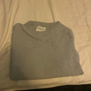 Stickad tröja 100%bomull  - Säljer en stilren blå stickad tröja från these glory days storlek L men är ganska liten i storleken 