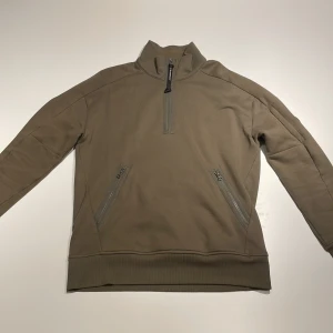 Mörkgrön tröja från C.P. Company - Säljer en mörkgrön tröja från C.P. Company i mycket bra skick. Half zip i storlek S (passar M)