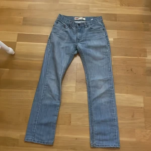 Levi's 511 ljusblå jeans - Säljer ett par snygga Levi's 511 jeans i ljusblå färg. De har en straight passform och är i bra skick. Perfekta för både vardag och fest! 🕺