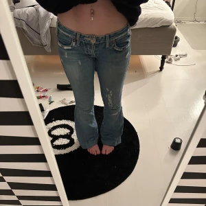  True Religion jeans - Jääätte låga jeans som ja har sytt om till bootcut nu(fixar bilder snart fråga annars) super skick och dom sitter bra i längd på mig som är 156cm! Midjemått:37cm innerbensmåttet: ca 76cm benöppningen:25cm