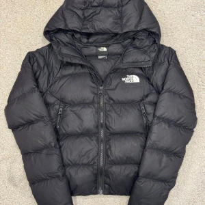 The North Face Puffer Jacka - Märke: The North Face Storlek: XS  Färg: Svart Skick: Mycket bra skick Nypris: Runt 3000 SEK