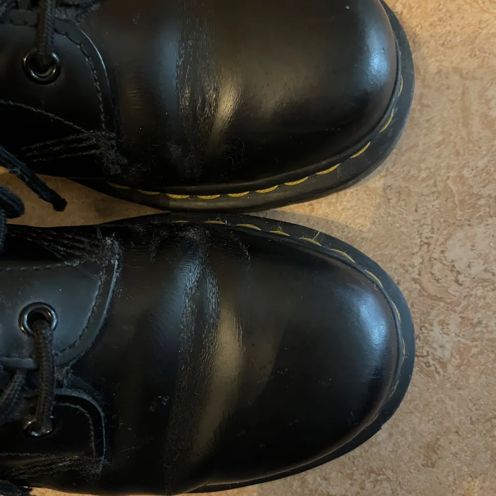 Säljer mina trogna Doc Martens! Då dem är använda förekommer det ”creasing”. Pris kan alltid diskuteras. Kom privat för fler bilder eller frågor!💕. Skor.