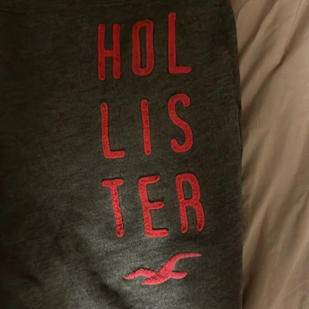 Jättesöta mjukisbyxor som är vintage Hollister. Köpta på Sellpy för något år sedan men inte kommit till användning. Storlek L men passar även på mig som brukar ha M. Kom privat för fler bilder!💕. Jeans & Byxor.