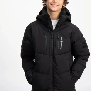 Svart vinterjacka från Sail Racing - Säljer en svart vinterjacka från Sail Racing, perfekt för kalla dagar. Jackan har en stilren design med dragkedja och flera praktiska fickor. Den är i mycket bra skick och passar perfekt för vinterns äventyr. Håll dig varm och snygg! Strlk.170-175 cm