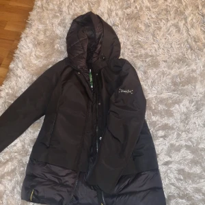 Happy Duck UPTOWN - Allvädersjacka - black- woman - Säljer en svart Happy Duck UPTOWN - Allvädersjacka  i nytt skick. Jackan har inte används eftersom den är för liten för min syster detta är en kvinna jacka! O säljer den för 1.500kr 