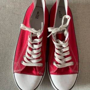 Röda converse liknande skor - Snygga converse linkande skor i storlek 39-40. De har vita snören och en vit sula med svart rand. Använda en gång så är i mycket bra skick!