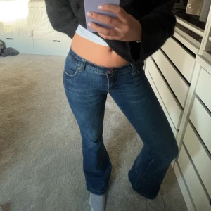 Unika jeans  - Vintage från With love med fina bakfickor. Midjemåttet: 40 cm Innerbensmåttet: 82 cm. Jag är 168 ❤️