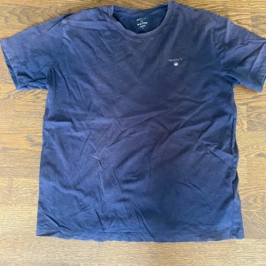Gant T-Shirt - En fin Gant T-Shirt i strl 176 (15 år). Mörkblå färg och sparsamt använd.