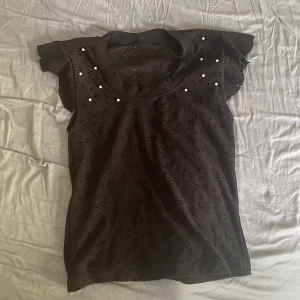 Svart topp - Gullig topp med pärlor, utan lapp men köpt i Spanien. Använd ett fåtal gånger i storlek Xs ungefär💓