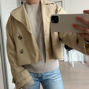 så fin kortare trenchcoat - säljer denna så himla fina trenchcoaten 