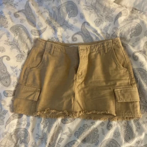 kjol - Säljer min skit snygga cargo kjol, använd en gång