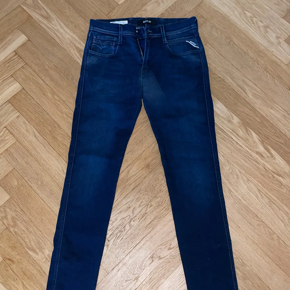 Säljer ett par riktigt clean och flexibla jeans från Replay. De är tyvärr för små för mig. W29, L32. 8/10.. Jeans & Byxor.