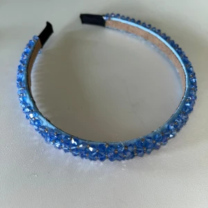 Stockholm stils diadem - Jättefint ljusblått diadem med guld i🩵 Bra skick nästan aldrig andvänd! Passar nog alla olika huvuden🫶