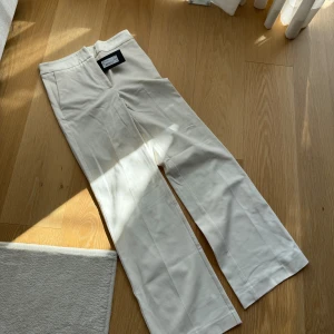 Vita byxor MQ - Säljer dessa helt nya. Nypris 799. Off white 