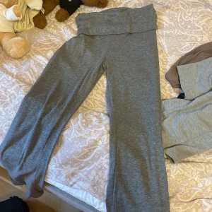 Ribbade yogapants - Ribbade yogapants från Gina Young, nypris är 200kr. Kan ändra pris för snabb affär! De är lite noppriga men inget som syns Använda kanske 3 gånger 