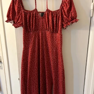 Kläning  - Fint kläning från Shein, passar bra för en promenad eller midag. Knapt användt.