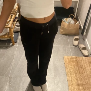 Säljer mina juicy couture - Dom har haft hål vid låren som vi har sytt ihop annars är dom rena, ja är nästan 160 lång 💗