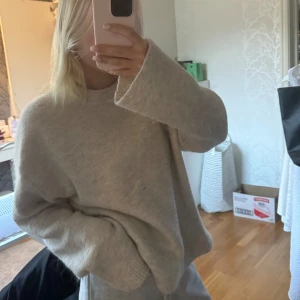 Stickad tröja - Super mysig stickad tröja ifrån gina, köptes förra året och är sparsamt använd, storlek xs men skulle säga att den sitter som en S