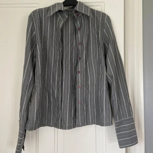 Randig skjorta - Superfin damskjorta som köptes på second hand men aldrig använd av mig. Osäker på storlek men skulle gissa på 36-38 🩶
