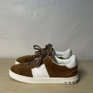 Valentino Flycrew - Säljer nu dessa Valentino Flycrew  i storlek 42 . De är i väldigt bra skick och har mycket kvar att ge.  Skriv om ni har några frågor. 🙏🏼🙌🏼  ❗️❗️INGA BYTEN!!!! ❗️❗️