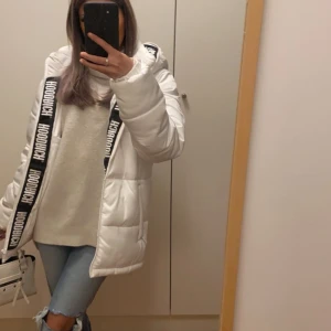 Hoodrich jacka  - Fin vit hoodrich jacka. Köpt på herr avdelningen på JDsports, storlek xs men fungerar även för de som har s/m eftersom den är i herr storlek. Använd några gånger under en vinter