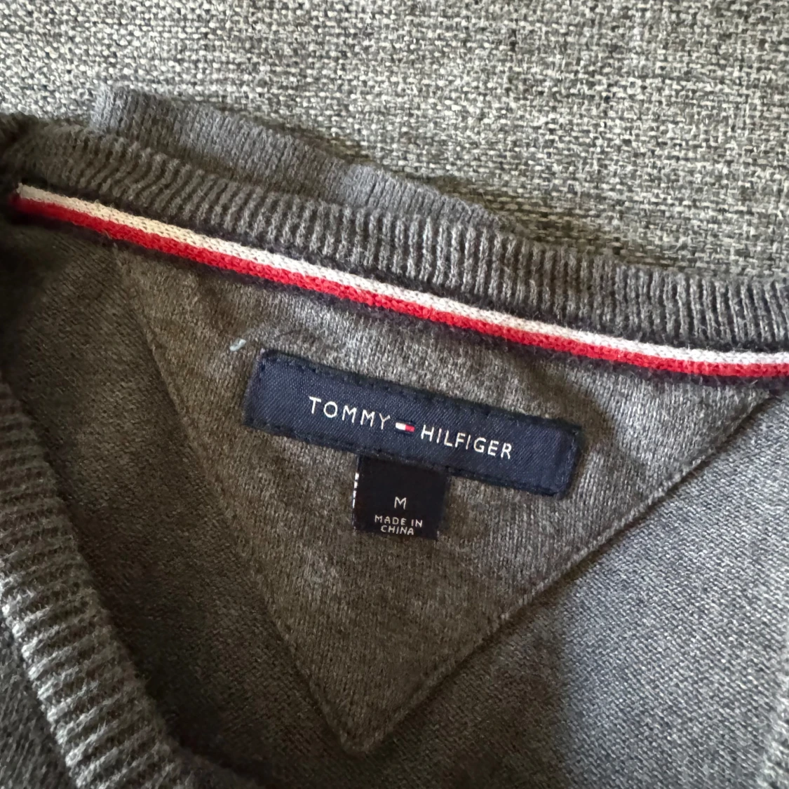 Grå tröja från Tommy Hilfiger - 90