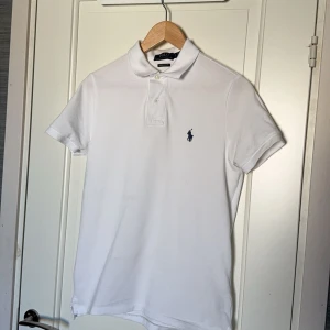 Ralph lauren piké - Piké från Ralph lauren  Liten i storlek och tajt i armarna  