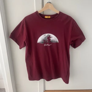 Dime tshirt  - Vinröd tshirt från märket dime till salu❤️
