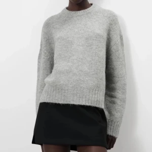 grå stickad tröja från zara❤️ - superfin, varm och perfekt nu till höst och vinter💓nypris: 399