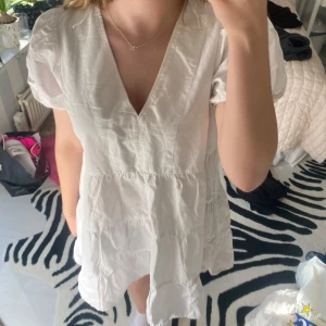 Zara klänning - Sjukt fin zara klänning som ej kommer till användning. Nästan helt oanvänd och är i linnematerial (lite skrynklig på bilderna).👗