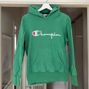 Champion tröja - Hoodie ifrån Champion köpt på Volt för några år sedan. Storlek M men skulle säga att den är mer storlek S