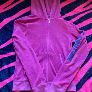 Hot pink Juciy tröja - en hot pink Juciy conture tröja med zip upp i storlek S 💞köpte nydligen använder inte och är knappt använd häller jätte bra skick