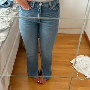 Blå jeans med rak passform - Säljer dessa jätte fina mid waist jeans med en slits längst ner💕