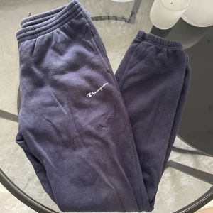 Champion mjukisbyxor - Mörkblå mjukisbyxor från Champion. Barn storlek XL motsvarar ungefär xs i vanlig storlek