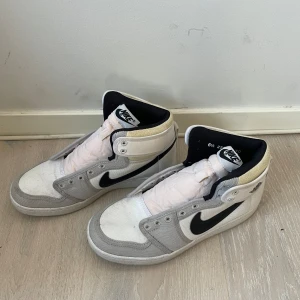 Jordans skor  - Super fina jordans skor! Storlek 39. Använt några gånger men i bra skick. Sko snören ingår ej i köpet!💕