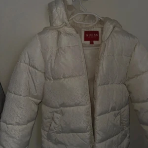 Guess puffer jacket - Vintage Guess puffer jacket. Storlek S. Använd ca 2 gånger. Köpt för 1.400kr. I en off white färg. 