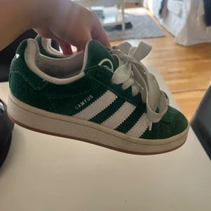 Gröna adidas campus  - Säljer mina gröna adidas campus i storlek 36 då de inte längre kommer till användning!  Sparsamt använda så i fint skick!  Går att hämtas i Särö alternativt fraktas mot fraktkostnad som köparen står för😊💕