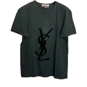 Ysl T-shirt  - Intressekoll! Supersnygg ysl T-shirt med en jätte fin wash! Storlek L men sitter jätter bra på mig som är s/m. Har två super små hål men syns absolut inte på håll. Har även kvitto på beställningen och lappen kvar😊