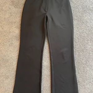 Kostymbyxor från Nelly, sitter super bra! - Köpt från Nelly i storlek xxs Stretchiga Inga fickor  Moderna 