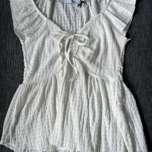 Vit topp - Fin, helt ny topp från lager 157. Säljer då jag inte har fått någon användning för den. Storlek XS och nypris är 150 men jag säljer för 69☺️