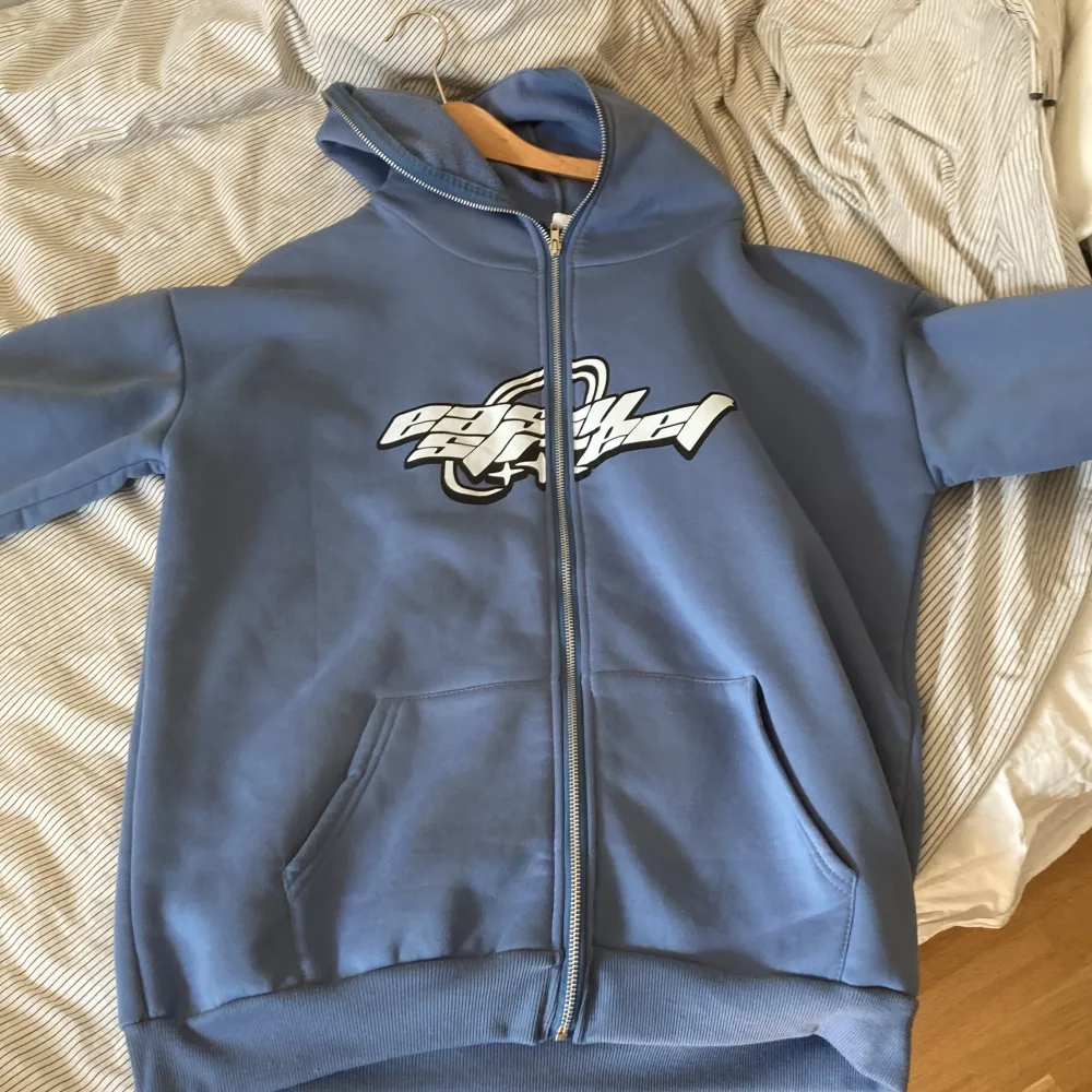 Någon ish y2k hoodie jag thrifta ngn gång som aldrig blev använd inga tecken på använding. M passar som L beror på hur man vill den ska sitta. Hoodies.