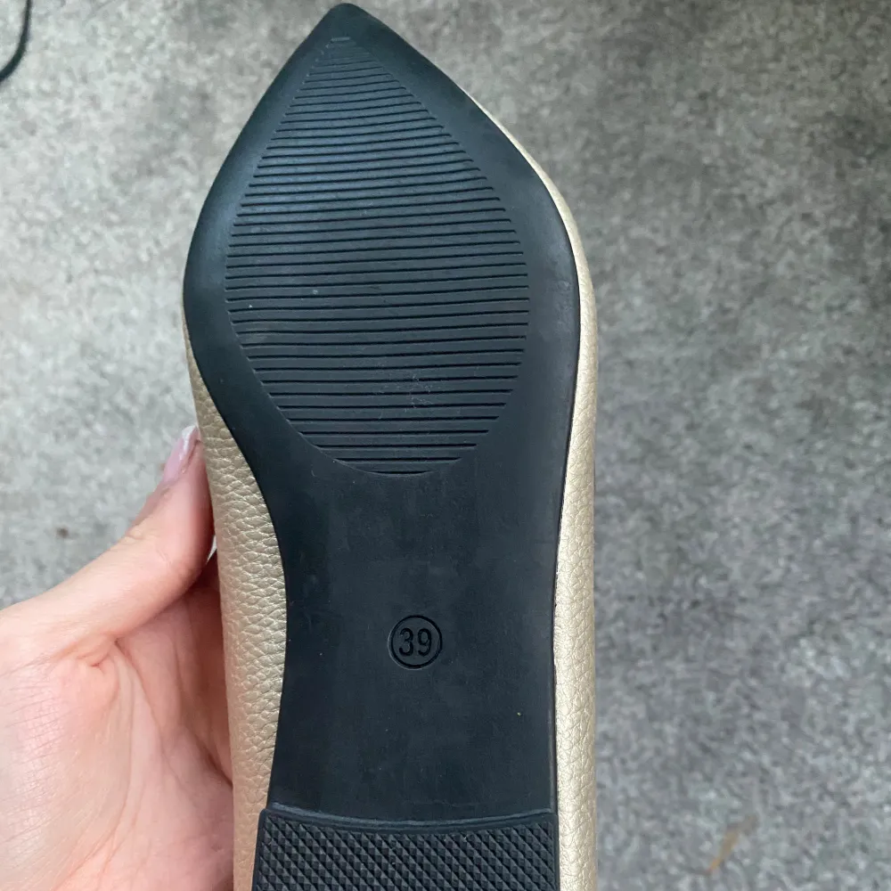 Säljer dessa fina spetsiga ballerinaskor i en guldaktig färg med guld nitar! Köpte de nya på second hand och de var tyvärr för små för mig så de är helt oanvända! Skriv gärna för fler bilder eller frågor 💞. Kengät.