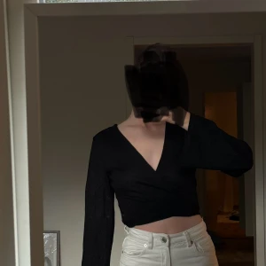 Stickad glittrig topp - Topp i glittrigt stickat tyg. Går att bära på olika sätt, både som urringad och djup i ryggen. Går även att knyta på olika sätt. Använd 1 gång