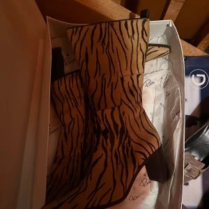 Läderboots zebra - Snygga djurmönstrade läderboots i storlek 41 oanvända med kartong från Rizzo 