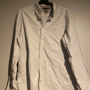 Tommy hilfiger skjorta  - Det är inga skador på skjortan utan bara mest skrynklig. Hör av om du vill ha fler bilder.