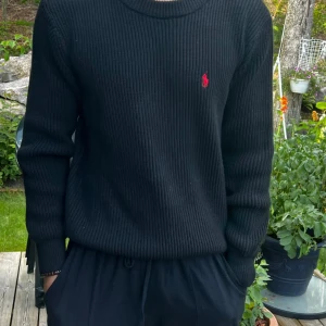  ralph lauren tröja - En fin stickad ralph lauren tröja, använd. endast 1 gång. Priset är inte hugget i sten. Kan diskuteras